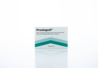 CHONBURI, THAILAND-OCTOBER 8, 2023: Prostagutt Katalent Almanya Eberbach GmbH tarafından üretildi. Benign Prostatic Hyperplasia tedavisi için Palmetto ve Nettle 'ın kapsül haplarını aldığını gördüm. BPH 'de refah.