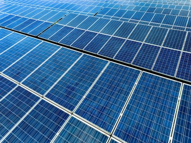 Güneş çiftliğinin havadan görünüşü. Sürdürülebilir bir gelecek için yenilenebilir enerji. Sürdürülebilir enerji yeniliği. Güneş enerjisi. Temiz güç. Yeşil teknoloji. Elektrik üretimi. Fotovoltaik güç istasyonu.