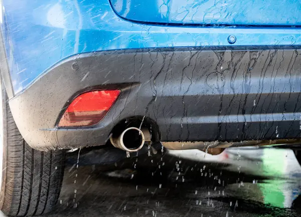 スプレー水で洗濯する車 クリーニング車 オートケアサービスのコンセプト 車のクリーニング 車両のケアとメンテナンスのためのスプレーウォーターでクリーニング 車両衛生について ケアについて ロイヤリティフリーのストック画像