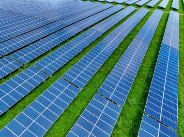 Güneş çiftliği ve güneş ışığı. Yeşil enerji için güneş enerjisi. Sürdürülebilir yenilenebilir enerji. Fotovoltaik elektrik santrali ya da güneş parkı. Güneş paneli kurulumu ve bakım konsepti. Enerji sürdürülebilirliği.