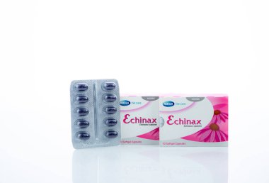CHONBURI, THAILAND-OCTOBER 08, 2023: Echinax bağışıklığı arttırmak ve soğuk algınlığı ve griple savaşmak için. Ekinezya bitkisi softgel kapsülleri kağıt ambalajlı su toplamalı. Ekinezya özü. Bitkisel ilaçlar.
