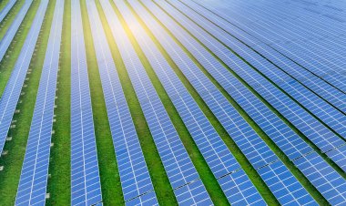 Güneş çiftliği ve güneş ışığı. Yeşil enerji için güneş enerjisi. Sürdürülebilir yenilenebilir enerji. Fotovoltaik elektrik santrali ya da güneş parkı. Güneş paneli kurulumu ve bakım konsepti. Enerji sürdürülebilirliği.