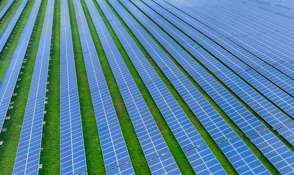 Güneş çiftliği ve güneş ışığı. Yeşil enerji için güneş enerjisi. Sürdürülebilir yenilenebilir enerji. Fotovoltaik elektrik santrali ya da güneş parkı. Güneş paneli kurulumu ve bakım konsepti. Enerji sürdürülebilirliği.