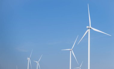Rüzgar enerjisi ve rüzgar türbinleri ile sürdürülebilir enerji üretimi yenilenebilir kaynaklar için çevre dostu çözümler. Rüzgar enerji çiftliği ve yenilenebilir enerji ve yeşil teknolojinin sürdürülebilir gelişimi.