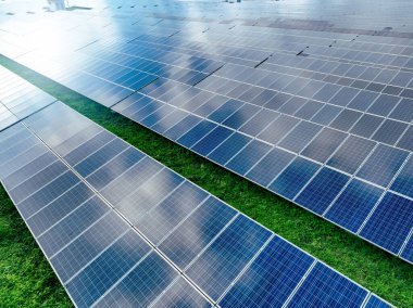 Güneş çiftliği ve güneş ışığı. Yeşil enerji için güneş enerjisi. Sürdürülebilir yenilenebilir enerji. Fotovoltaik güç istasyonu. Güneş paneli teknolojisi. Enerji sürdürülebilirliği. Çevre dostu yeşil enerji üretimi.