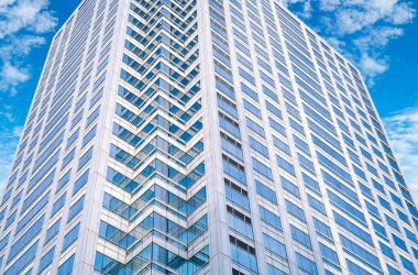 Şehir merkezindeki şirket merkezinin gökdelen camdan binası. Gökdelen, pencereler, modern ofis ortamının simgesi. Finans enstitüsü. Modern mimari.