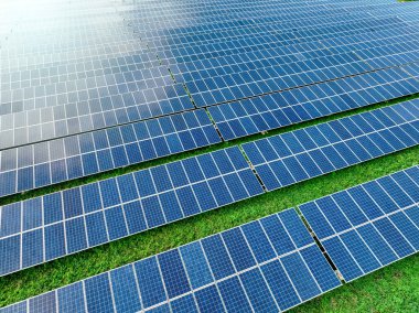 Güneş çiftliği ve güneş ışığı. Yeşil enerji için güneş enerjisi. Sürdürülebilir yenilenebilir enerji. Fotovoltaik güç istasyonu. Güneş paneli teknolojisi. Enerji sürdürülebilirliği. Çevre dostu yeşil enerji üretimi.