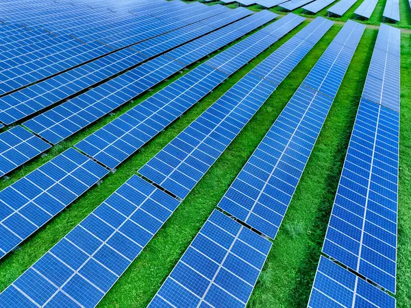 Güneş çiftliğinin havadan görünüşü. Sürdürülebilir yenilenebilir enerji ve çevre dostu elektrik üretimi için modern fotovoltaik teknoloji. Güneş enerjisi santrali. Yeşil enerji çözümleri. Güneş paneli teknolojisi.