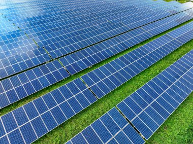 Güneş çiftliği ve güneş ışığı. Yeşil enerji için güneş enerjisi. Sürdürülebilir yenilenebilir enerji. Fotovoltaik güç istasyonu. Güneş paneli teknolojisi. Enerji sürdürülebilirliği. Çevre dostu yeşil enerji üretimi.