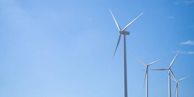 Rüzgar enerjisi ve rüzgar türbinleri ile sürdürülebilir enerji üretimi yenilenebilir kaynaklar için çevre dostu çözümler. Rüzgar enerji çiftliği ve yenilenebilir enerji ve yeşil teknolojinin sürdürülebilir gelişimi.