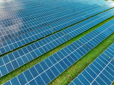 Güneş çiftliği ve güneş ışığı. Yeşil enerji için güneş enerjisi. Sürdürülebilir yenilenebilir enerji. Fotovoltaik güç istasyonu. Güneş paneli teknolojisi. Enerji sürdürülebilirliği. Çevre dostu yeşil enerji üretimi.