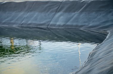 Aquaculture çiftçilik gölet kaplama sistemi. HDPE geomembran teknolojisi. Sürdürülebilir balık çiftçiliğinde su koruma ve çevre koruma. Yüksek yoğunluklu polietilen, su kültürü havuzlarını dönüştürür..