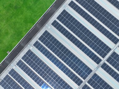 Fabrika ve depo için güneş enerjisi. Endüstriyel fabrikanın çatısındaki güneş panelleri. Ticari güneş enerjisi. Çatıdaki güneş enerjisi. Çatı yenilenebilir enerji sistemi. Sürdürülebilir yeşil enerji.