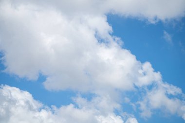 Güzel mavi gökyüzü ve beyaz kümülüs bulutları soyut arkaplan. Bulut manzarası arka planı. Mavi gökyüzü ve güneşli günlerde kabarık beyaz bulutlar. Mavi gökyüzü ve gün ışığı. Dünya Ozon Günü. Ozon tabakası. Yaz gökyüzü.