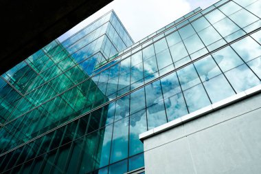 Modern cam ofis binası. Sürdürülebilir ofis kulesi. Finans bölgesindeki şirket karargahı. Yeşil mimari. Enerji tasarruflu gökdelen. Kentsel kalkınmanın ve finansal merkezlerin geleceği.