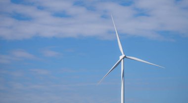 Rüzgar enerjisi ve rüzgar türbinleri ile sürdürülebilir enerji üretimi yenilenebilir kaynaklar için çevre dostu çözümler. Rüzgar enerji çiftliği ve yenilenebilir enerji ve yeşil teknolojinin sürdürülebilir gelişimi.