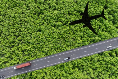 Sürdürülebilir taşıma. Otoyoldaki çevre dostu araçların hava manzarası. Elektrikli arabalar, hidrojen kamyonları ve yemyeşil orman üzerinde SAF gücüyle çalışan uçak gölgesi. Temiz enerji taşımacılığının geleceği.