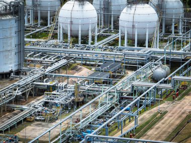 Endüstriyel petrol rafinerisi ve geniş çelik boru hatları ve gaz depolama tankları olan petrokimya fabrikası. Enerji ve yakıt için altyapı. Petrol ve gaz rafinerisi. Boru ve tank ağı.