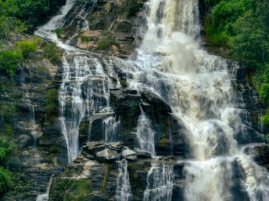 Doi Inthanon Ulusal Parkı, Chiang Mai, Tayland 'daki yemyeşil bir ormandaki şelalenin havadan görünüşü. Bu doğa manzarası su sürdürülebilirliğini ve manzaralı seyahat noktalarını gösteriyor..