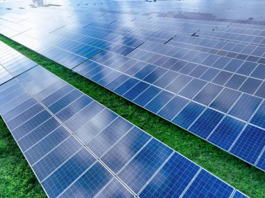 Güneş çiftliğinin havadan görünüşü. Sürdürülebilir yenilenebilir enerji ve çevre dostu elektrik üretimi için modern fotovoltaik teknoloji. Güneş enerjisi santrali. Yeşil enerji çözümleri. Güneş paneli teknolojisi.