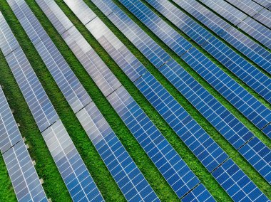 Güneş çiftliğinin havadan görünüşü. Sürdürülebilir yenilenebilir enerji ve çevre dostu elektrik üretimi için modern fotovoltaik teknoloji. Güneş enerjisi santrali. Yeşil enerji çözümleri. Güneş paneli teknolojisi.