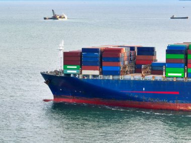 Konteyner kargo gemisinin deniz manzarası. Uluslararası nakliye ve lojistik. Deniz taşımacılığı. Küresel ticaret ve ihracat ithalat endüstrisi. Ticari gemi konteynır taşıyor..