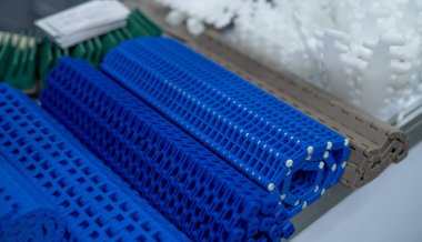 Akıllı endüstriyel çözümler için modüler plastik taşıyıcı bant. Yenilikçi ulaşım sistemi üretim verimliliğini arttırıyor. Çeşitli üretim için makine bileşeni. Modern fabrika ekipmanları.