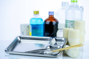 Enfeksiyonları tedavi etmek için tıbbi ekipman. Yara bandı seti. Hemşireler için tıbbi malzeme. Bandaj, forseps, pamuk çubuğu, alkol. Steril pansuman malzemeleri. Sağlık ekipmanları.