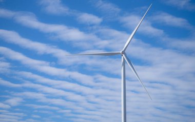 Rüzgar enerjisi ve rüzgar türbinleri ile sürdürülebilir enerji üretimi yenilenebilir kaynaklar için çevre dostu çözümler. Rüzgar enerji çiftliği ve yenilenebilir enerji ve yeşil teknolojinin sürdürülebilir gelişimi.