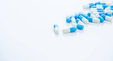 Beyaz arka planda mavi-beyaz kapsüller. Reçeteli. Güvenlik ve verimlilik düzenlemeleri. İlaç keşfi ve geliştirme süreci. Fikri mülkiyet hakları ve patentler. Uyuşturucu fiyatlandırma ve erişimi.