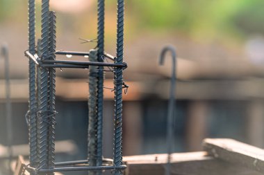 Beton zemini ve inşaat alanında güçlendirilmiş çelik çubuklar. Yeni bina temeli için zemin. Çelik güçlendirme uzun vadeli yapısal bütünlük için güç ve istikrar sağlıyor