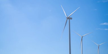 Rüzgar enerjisi ve rüzgar türbinleri ile sürdürülebilir enerji üretimi yenilenebilir kaynaklar için çevre dostu çözümler. Rüzgar enerji çiftliği ve yenilenebilir enerji ve yeşil teknolojinin sürdürülebilir gelişimi.