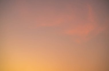 Canlı turuncu günbatımı gökyüzü sakin ve sakin bir atmosfer yaratıyor, iklim ve çevre kavramları için ideal ya da duygusal ve psikolojik bir tasarım olarak, sıcaklık ve yaratıcılığı çağrıştırıyor.