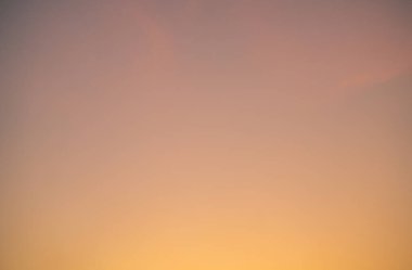 Canlı turuncu günbatımı gökyüzü sakin ve sakin bir atmosfer yaratıyor, iklim ve çevre kavramları için ideal ya da duygusal ve psikolojik bir tasarım olarak, sıcaklık ve yaratıcılığı çağrıştırıyor.