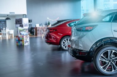 Araba lüks bir galeride park edilmiş. Araba galerisi ofisi. Araba galerisi işi. Modern galeriye park edilmiş yeni bir araba. Satılık ve kiralık araba. Otomobil kiralama ve sigorta. Elektrikli otomobil.