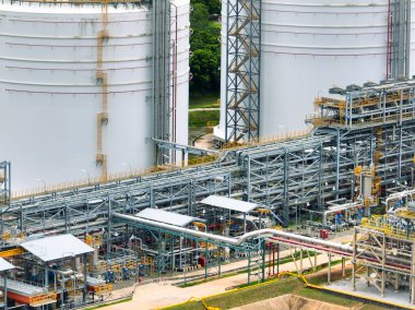 Karmaşık çelik boru hatları ve devasa depolama tankları olan endüstriyel petrol rafinerisi. Petrokimya fabrikası yakıt enerjisi üretiyor. Petrol işleme için modern endüstriyel altyapı.