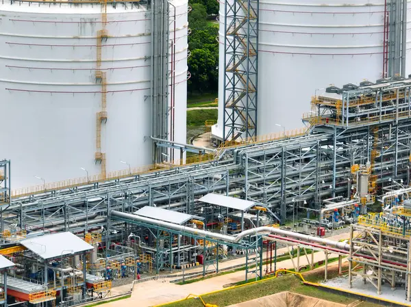 Karmaşık çelik boru hatları ve devasa depolama tankları olan endüstriyel petrol rafinerisi. Petrokimya fabrikası yakıt enerjisi üretiyor. Petrol işleme için modern endüstriyel altyapı.