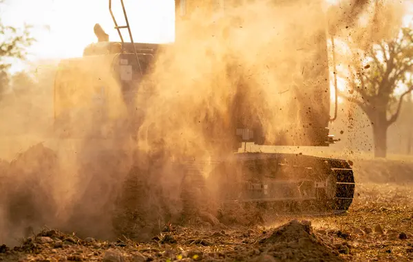 Hidrolik kazıcı bir şantiyede çalışıyor, toprağı hareket ettiriyor ve büyük bir inşaat projesine zemin hazırlıyor. Ağır ekipmanlar mühendislik, yol çalışması ve kazılarda kilit rol oynar.