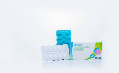 CHONBURI, THAILAND-EPTEMBER 23, 2022: Losartan hapları hipertansiyon tedavisi için. Tanzaril reçeteli ilaç, yüksek tansiyon kontrolü için. Günlük kalp-damar tedavisi.