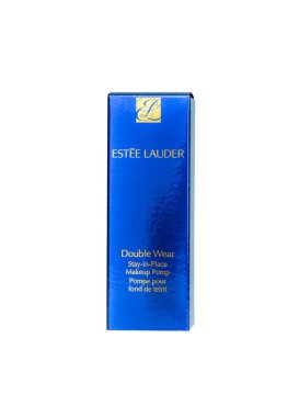 CHONBURI, THAILAND-APRIL 07, 2022: Estee Lauder Çift Giyimli Makyaj Vakfı beyaz arka planda karton kutu ambalajında. Sıvı bej makyaj vakfı. Lüks makyaj markası.