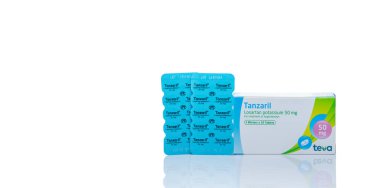 CHONBURI, THAILAND-EPTEMBER 23, 2022: Tanzaril losartan ilaçları ilaç paketleme. İlaç kutusunda reçeteli hipertansiyon tedavisi hapları. Sağlık hizmeti tansiyon kontrol hapları.
