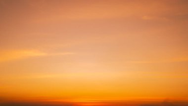 Sakin turuncu günbatımı yazın huzurlu ufukta parlar. Alacakaranlıktaki huzurlu gökyüzü dinlenmek için sakin bir atmosfer yaratıyor meditasyon için arka plan doğa manzarası yaz akşamı sükuneti