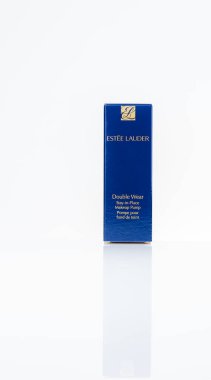 CHONBURI, THAILAND-APRIL 07, 2022: Estee Lauder Çift Giyimli Makyaj Vakfı beyaz arka planda karton kutu ambalajında. Sıvı bej makyaj vakfı. Lüks makyaj markası.