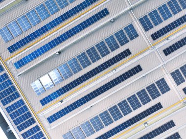 Güneş enerjili depo tesisi. Çatı katı güneş paneli olan modern dağıtım merkezi. Çevre dostu depo. Karbon ayak izini azaltmak için sürdürülebilir lojistik çözümler. Sürdürülebilir enerji.