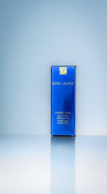 CHONBURI, THAILAND-APRIL 07, 2022: Estee Lauder Double Wear Stay in Place Makyaj Vakfı Zarif perakende paketleme. Kusursuz kapsama için kaliteli sıvı bej kozmetik. Lüks güzellik markası.