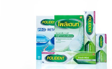 CHONBURI, THAILAND-HAZİRAN 30, 2023: Takma diş macunu kremi, temizleyici tabletler ve günlük temizleyici. Diş protezlerini koruyan yaşlılar için ağız sağlığı çözeltisi.