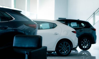 Araba lüks bir galeride park edilmiş. Araba galerisi ofisi. Araba galerisi işi. Modern galeriye park edilmiş yeni bir araba. Satılık ve kiralık araba. Otomobil kiralama ve sigorta. Elektrikli otomobil.