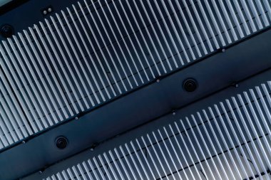 Modern araba galerisinde tavana monte edilmiş ticari HVAC hava işleme ünitelerinin görüntülerine bakarak otomotiv perakende şirketleri ve müşterileri için verimli iklim kontrolü ve havalandırma olanakları sağlanıyor.