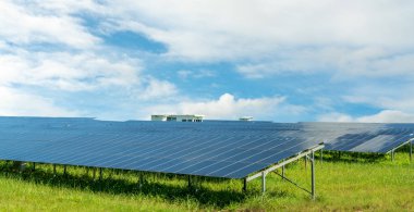 Güneş çiftliği ve mavi gökyüzü. Sürdürülebilir yenilenebilir enerji ve çevre dostu elektrik üretimi için modern fotovoltaik teknoloji. Güneş enerjisi santrali. Yeşil enerji çözümleri. Güneş paneli teknolojisi.