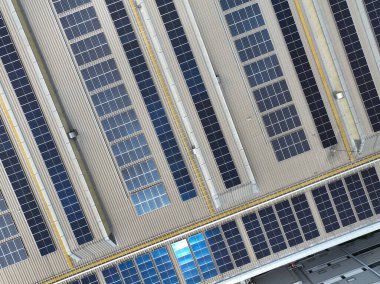 Güneş enerjili depo tesisi. Çatı katı güneş paneli olan modern dağıtım merkezi. Çevre dostu depo. Karbon ayak izini azaltmak için sürdürülebilir lojistik çözümler. Sürdürülebilir enerji.